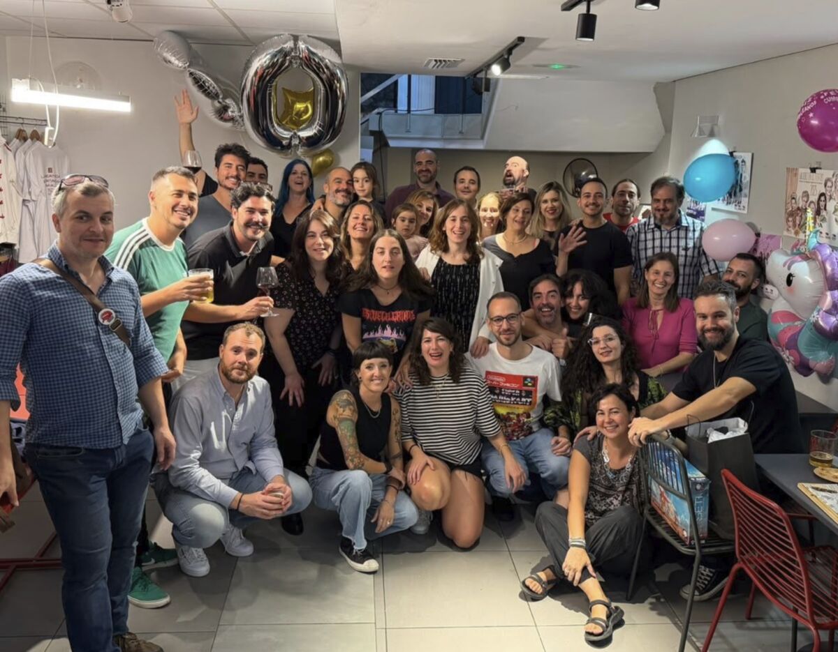 Foto de grupo de todos los invitados en la fiesta de los 40